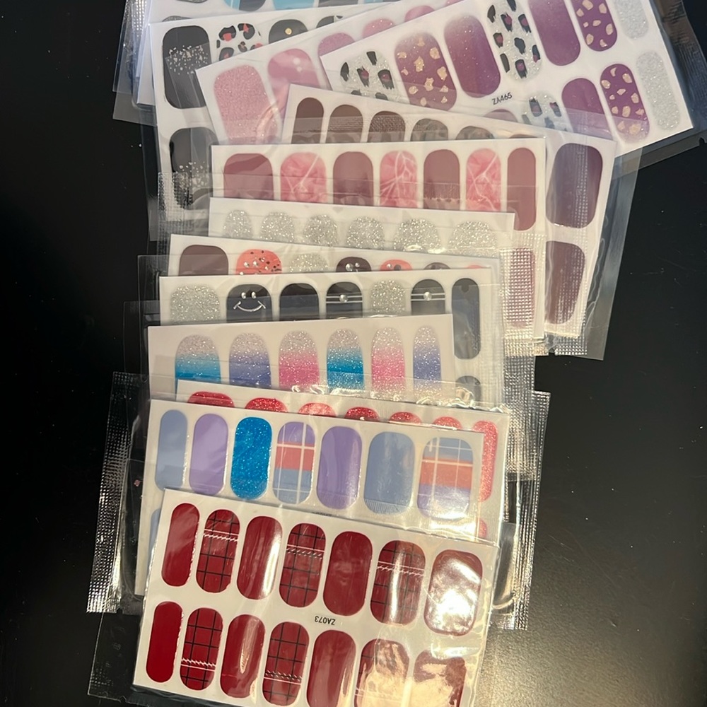35 piece nail polish “stickers”